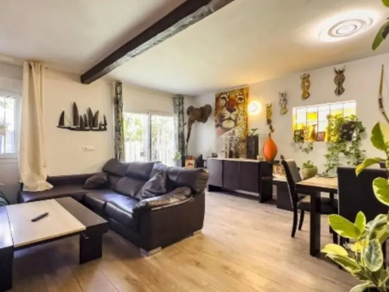 House - Semi-Detached House в продаже в Estepona, Málaga. В доме 3 спален и 2 ванных комнат. Площадь дома 292 м²