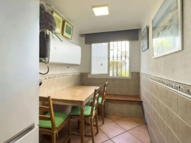 House - Semi-Detached House в продаже в Estepona, Málaga. В доме 3 спален и 2 ванных комнат. Площадь дома 292 м²