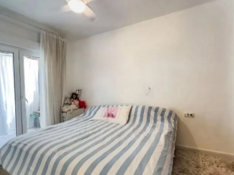 House - Semi-Detached House в продаже в Estepona, Málaga. В доме 3 спален и 2 ванных комнат. Площадь дома 292 м²