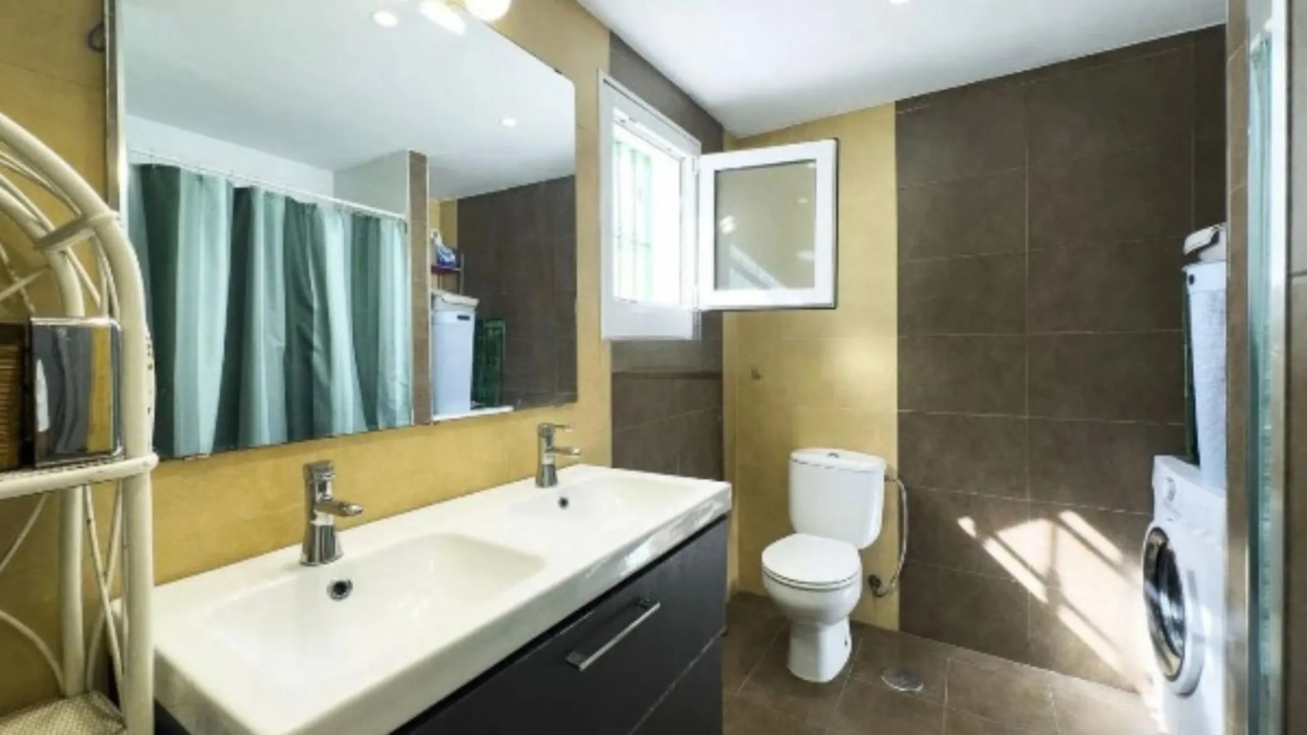 House - Semi-Detached House в продаже в Estepona, Málaga. В доме 3 спален и 2 ванных комнат. Площадь дома 292 м²