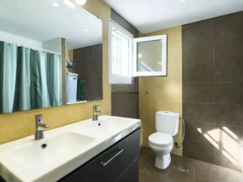 House - Semi-Detached House в продаже в Estepona, Málaga. В доме 3 спален и 2 ванных комнат. Площадь дома 292 м²