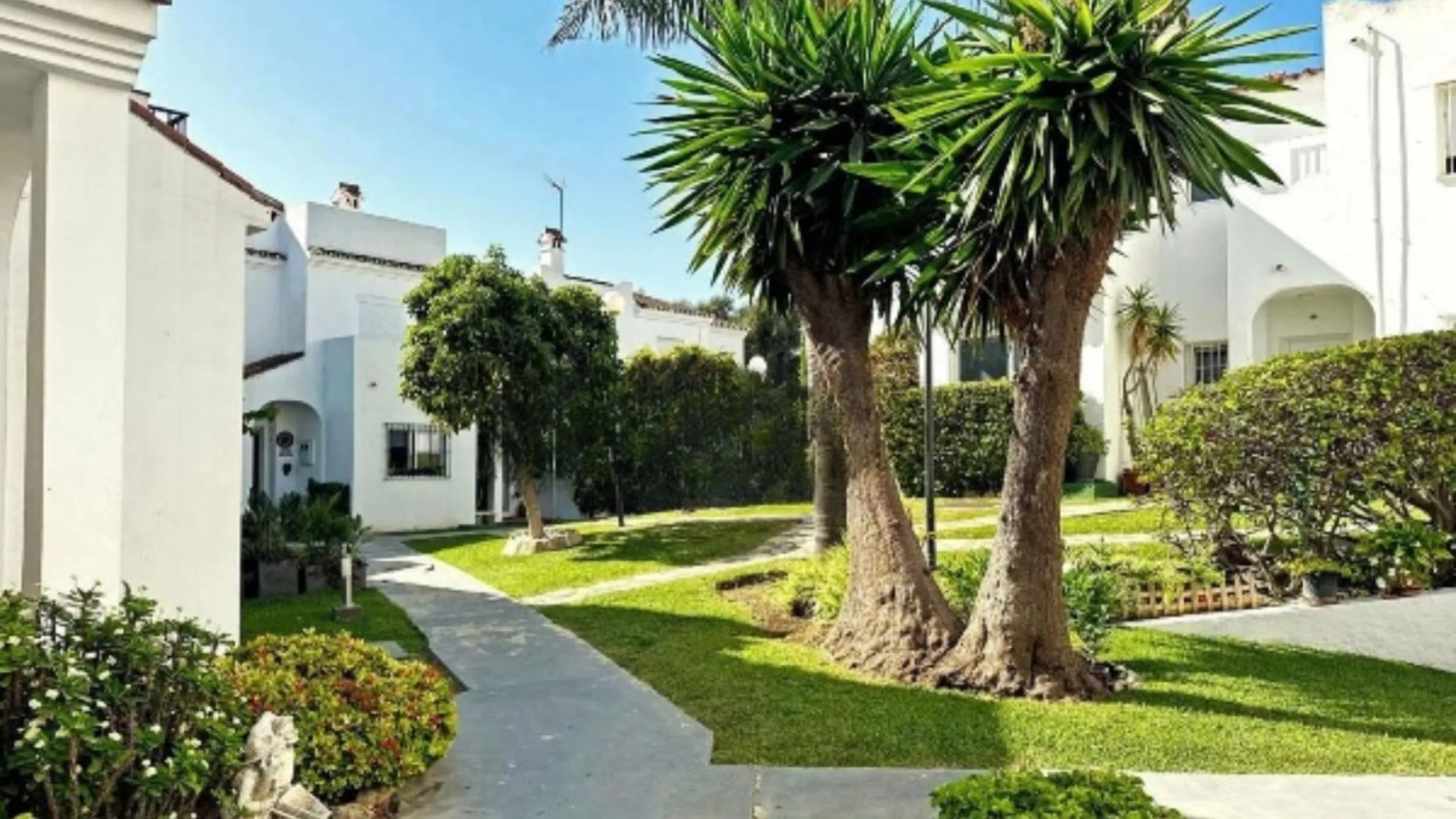 House - Semi-Detached House в продаже в Estepona, Málaga. В доме 3 спален и 2 ванных комнат. Площадь дома 292 м²