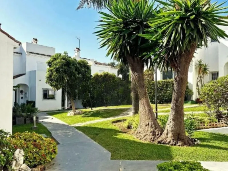 House - Semi-Detached House в продаже в Estepona, Málaga. В доме 3 спален и 2 ванных комнат. Площадь дома 292 м²