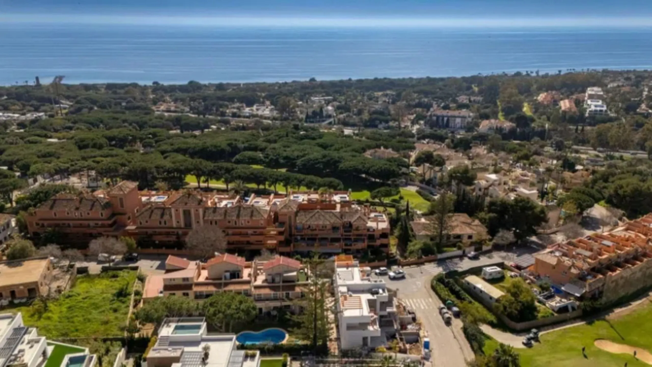 Exclusive corner semi-detached villa with sea views located in the prestigious Urbanización Artola Alta, in the sought-after area of Artola – Cabopino, Marbella, on the renowned Costa del Sol. A rare opportunity in one of Marbella's most desirable locatio