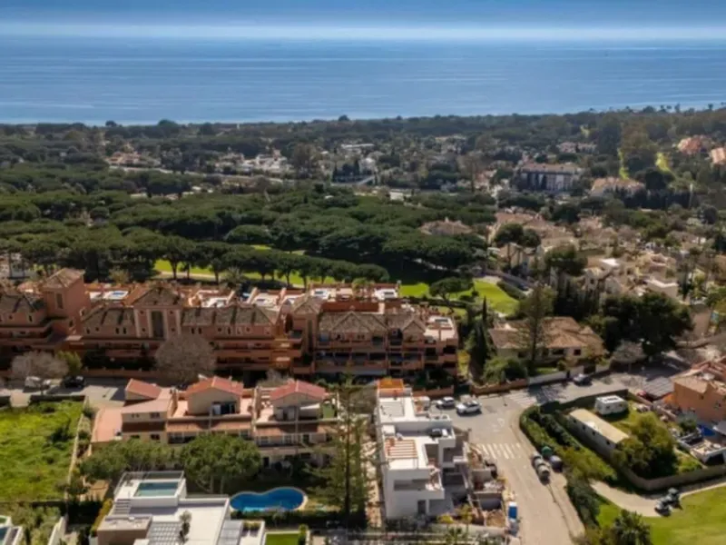 Exclusive corner semi-detached villa with sea views located in the prestigious Urbanización Artola Alta, in the sought-after area of Artola – Cabopino, Marbella, on the renowned Costa del Sol. A rare opportunity in one of Marbella's most desirable locatio