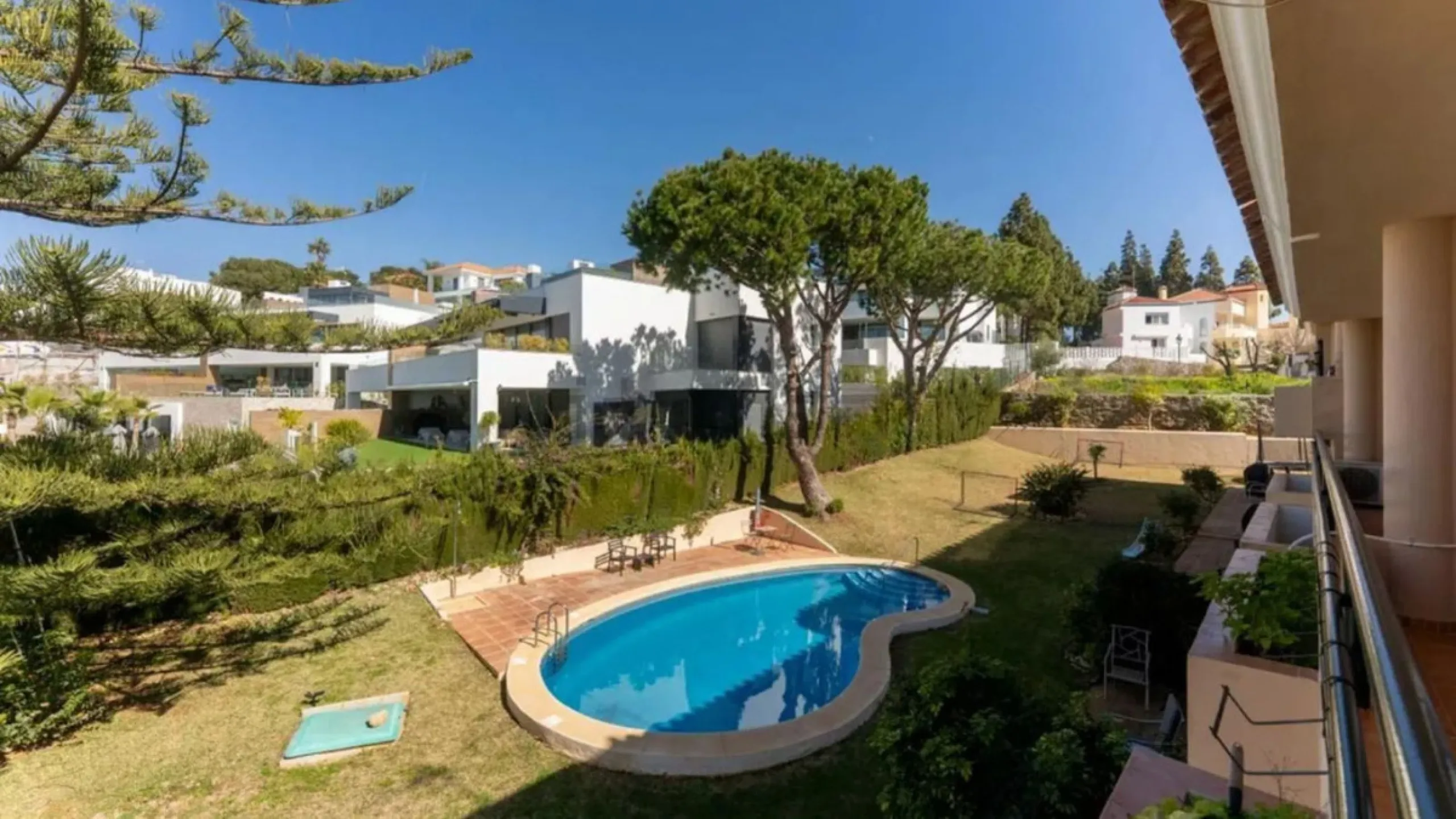 Exclusive corner semi-detached villa with sea views located in the prestigious Urbanización Artola Alta, in the sought-after area of Artola – Cabopino, Marbella, on the renowned Costa del Sol. A rare opportunity in one of Marbella's most desirable locatio