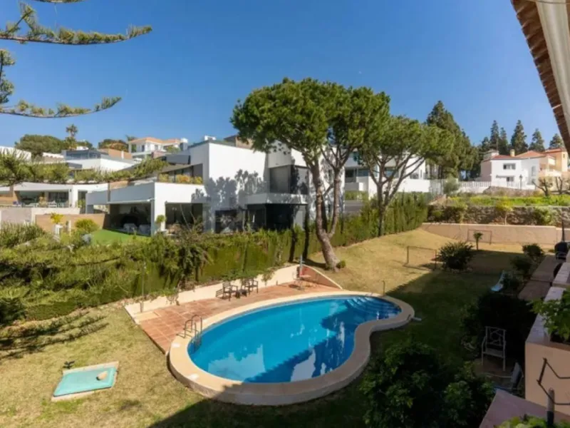 Exclusive corner semi-detached villa with sea views located in the prestigious Urbanización Artola Alta, in the sought-after area of Artola – Cabopino, Marbella, on the renowned Costa del Sol. A rare opportunity in one of Marbella's most desirable locatio