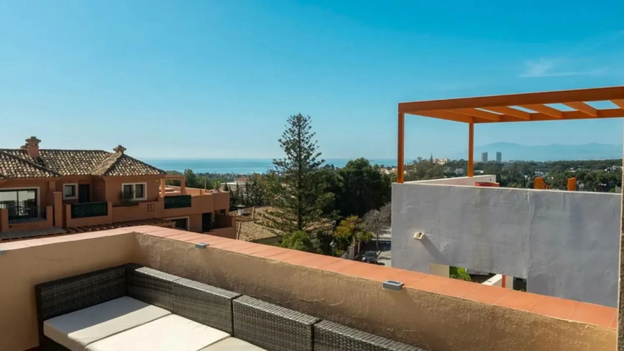 Exclusive corner semi-detached villa with sea views located in the prestigious Urbanización Artola Alta, in the sought-after area of Artola – Cabopino, Marbella, on the renowned Costa del Sol. A rare opportunity in one of Marbella's most desirable locatio