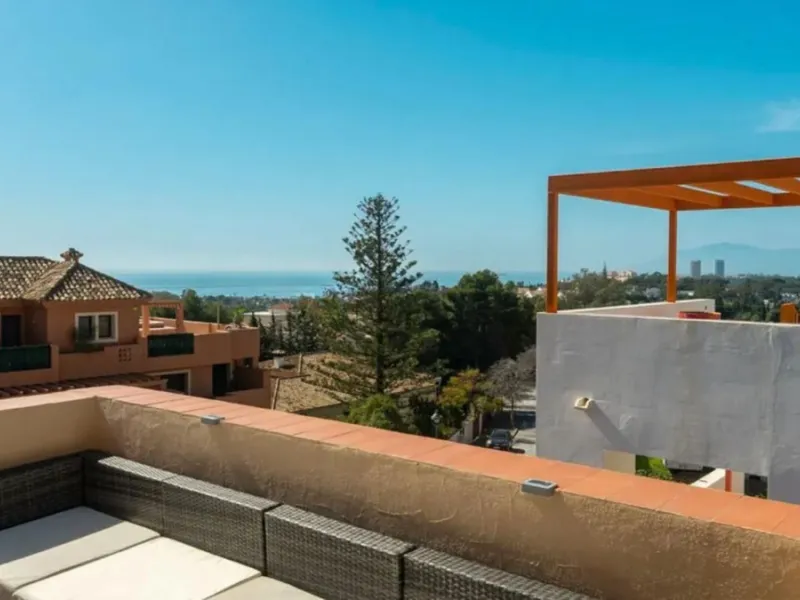 Exclusive corner semi-detached villa with sea views located in the prestigious Urbanización Artola Alta, in the sought-after area of Artola – Cabopino, Marbella, on the renowned Costa del Sol. A rare opportunity in one of Marbella's most desirable locatio