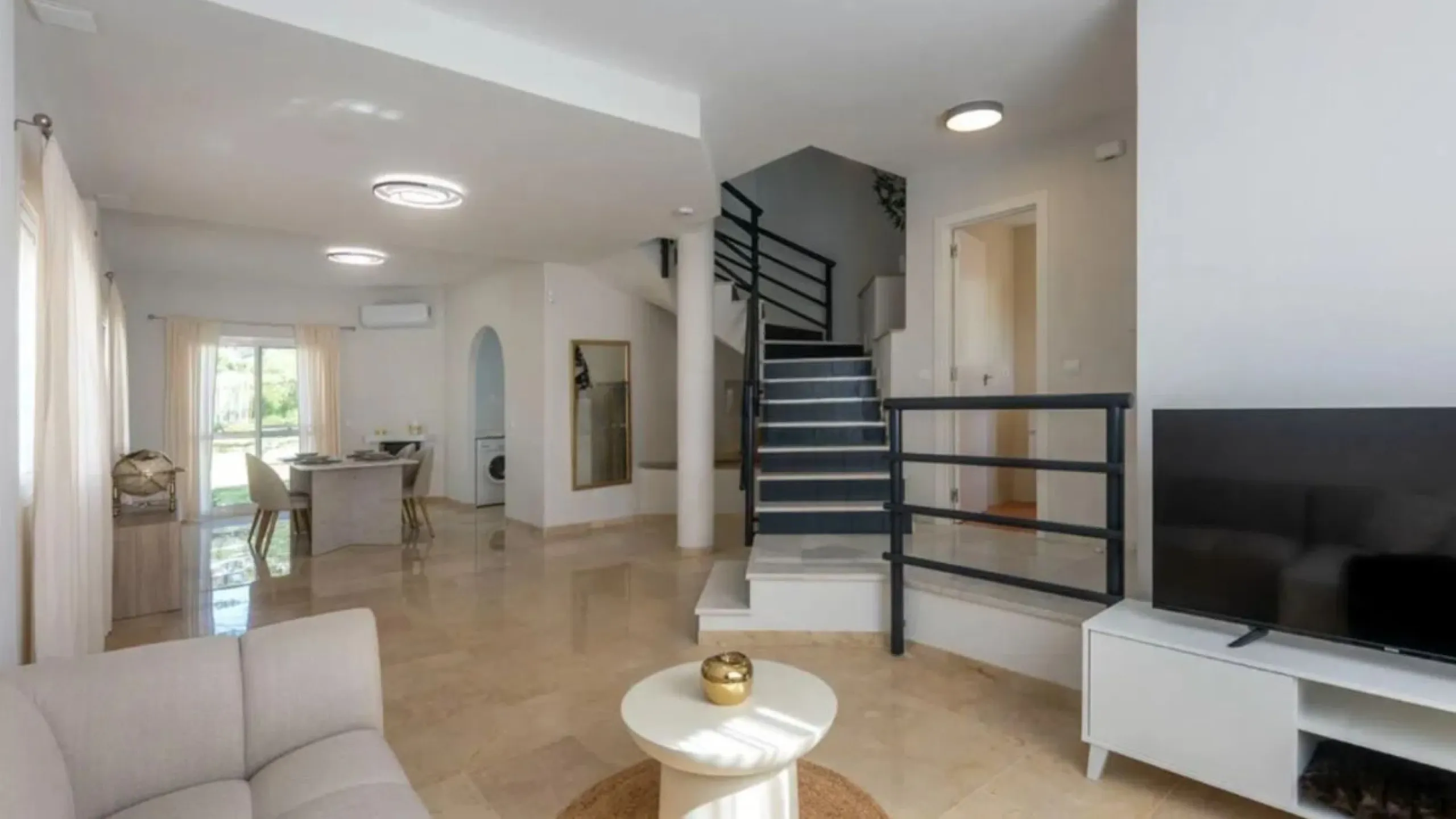 Exclusive corner semi-detached villa with sea views located in the prestigious Urbanización Artola Alta, in the sought-after area of Artola – Cabopino, Marbella, on the renowned Costa del Sol. A rare opportunity in one of Marbella's most desirable locatio