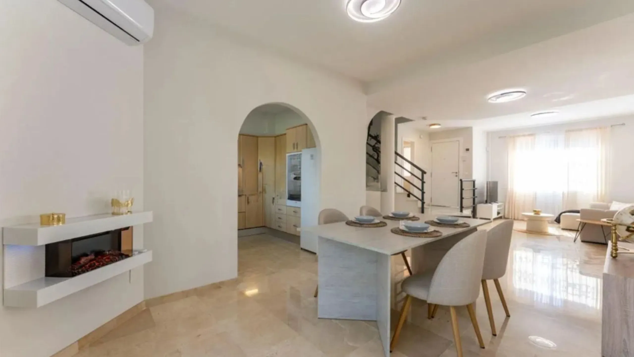 Exclusive corner semi-detached villa with sea views located in the prestigious Urbanización Artola Alta, in the sought-after area of Artola – Cabopino, Marbella, on the renowned Costa del Sol. A rare opportunity in one of Marbella's most desirable locatio