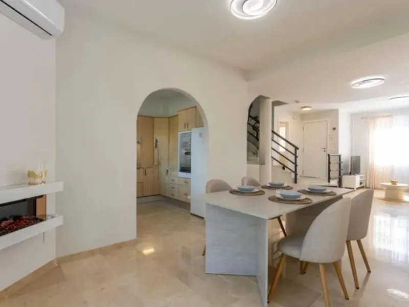 Exclusive corner semi-detached villa with sea views located in the prestigious Urbanización Artola Alta, in the sought-after area of Artola – Cabopino, Marbella, on the renowned Costa del Sol. A rare opportunity in one of Marbella's most desirable locatio