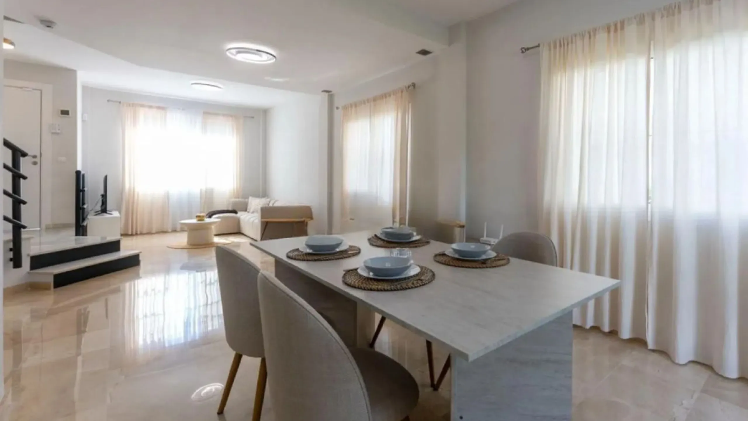 Exclusive corner semi-detached villa with sea views located in the prestigious Urbanización Artola Alta, in the sought-after area of Artola – Cabopino, Marbella, on the renowned Costa del Sol. A rare opportunity in one of Marbella's most desirable locatio