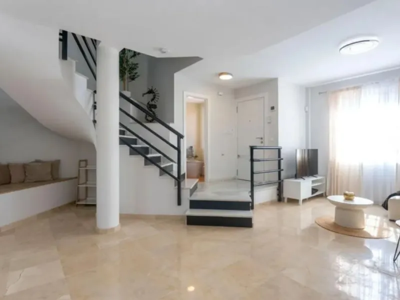Exclusive corner semi-detached villa with sea views located in the prestigious Urbanización Artola Alta, in the sought-after area of Artola – Cabopino, Marbella, on the renowned Costa del Sol. A rare opportunity in one of Marbella's most desirable locatio