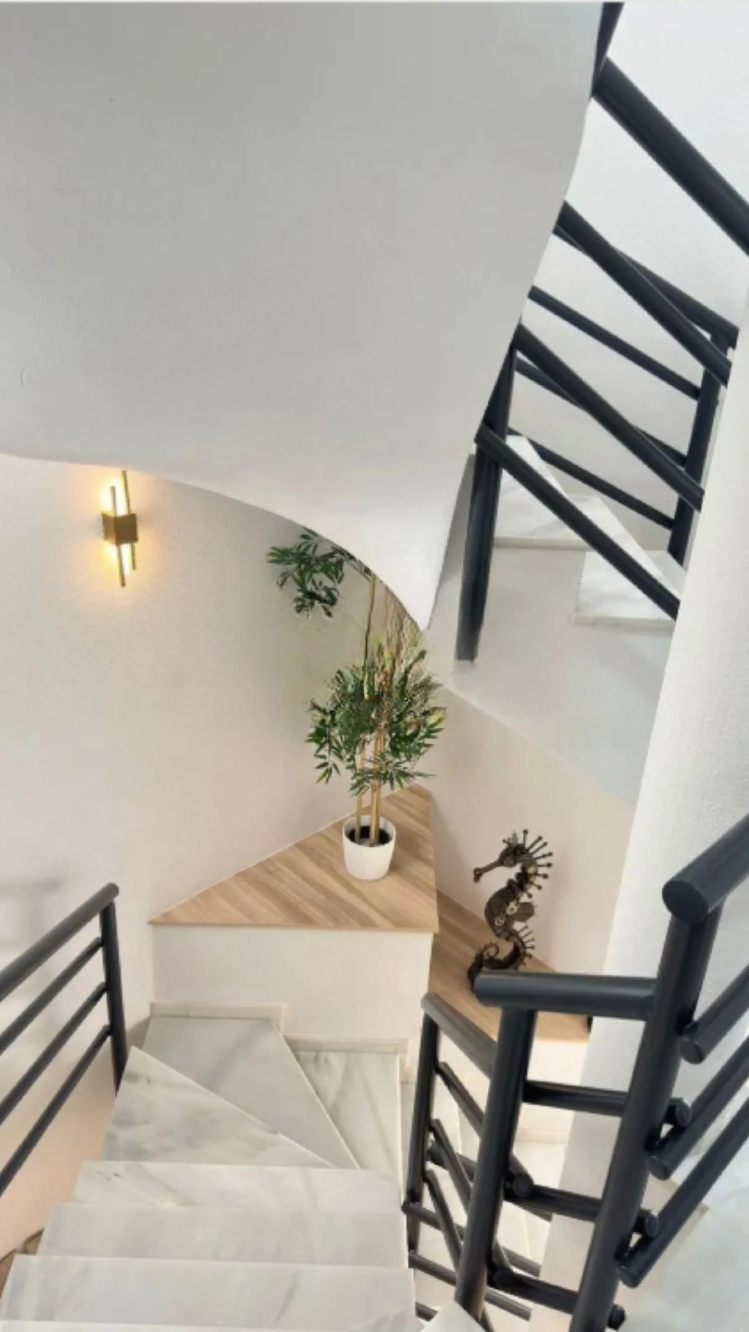 Exclusive corner semi-detached villa with sea views located in the prestigious Urbanización Artola Alta, in the sought-after area of Artola – Cabopino, Marbella, on the renowned Costa del Sol. A rare opportunity in one of Marbella's most desirable locatio