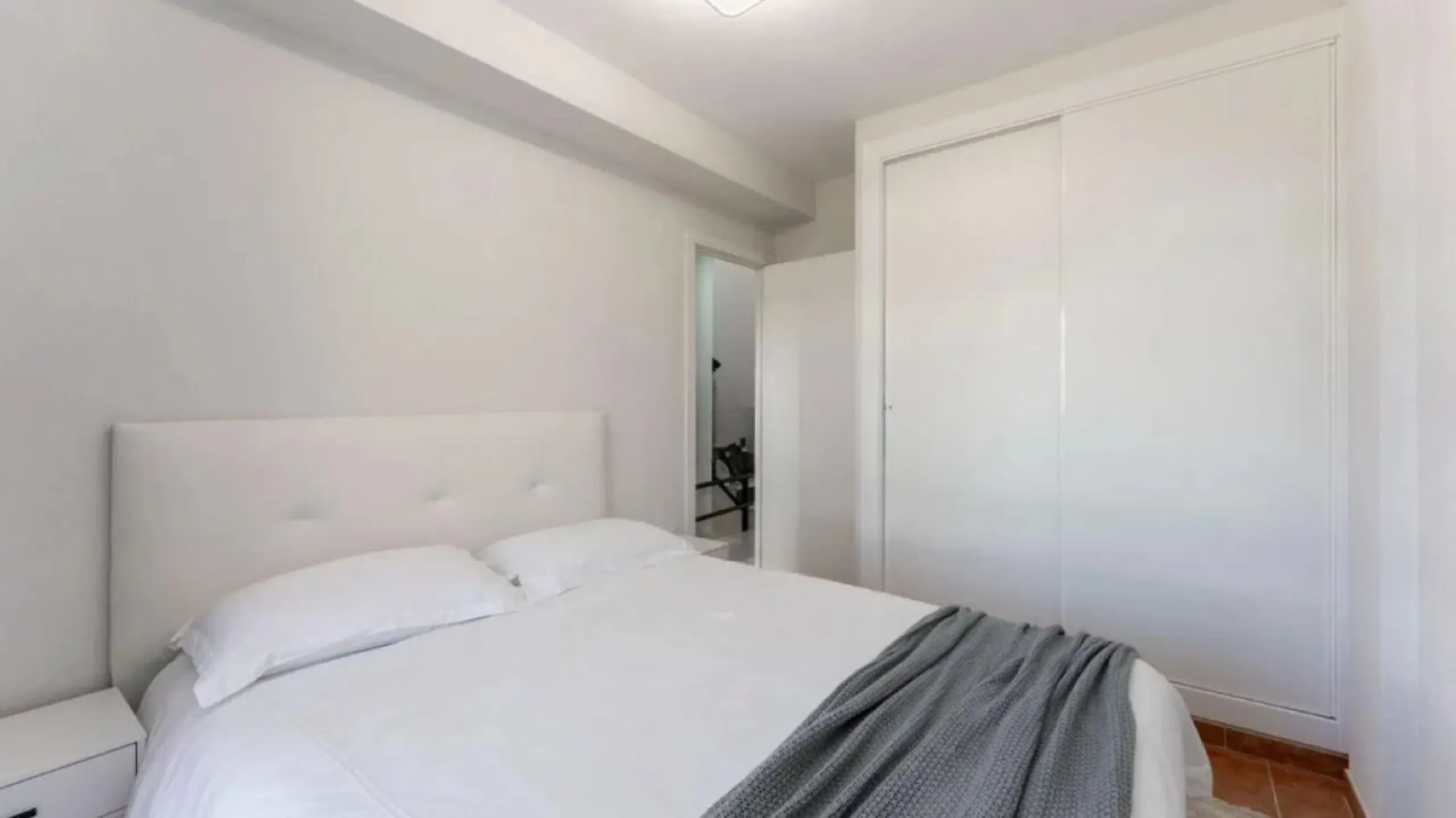 Exclusive corner semi-detached villa with sea views located in the prestigious Urbanización Artola Alta, in the sought-after area of Artola – Cabopino, Marbella, on the renowned Costa del Sol. A rare opportunity in one of Marbella's most desirable locatio