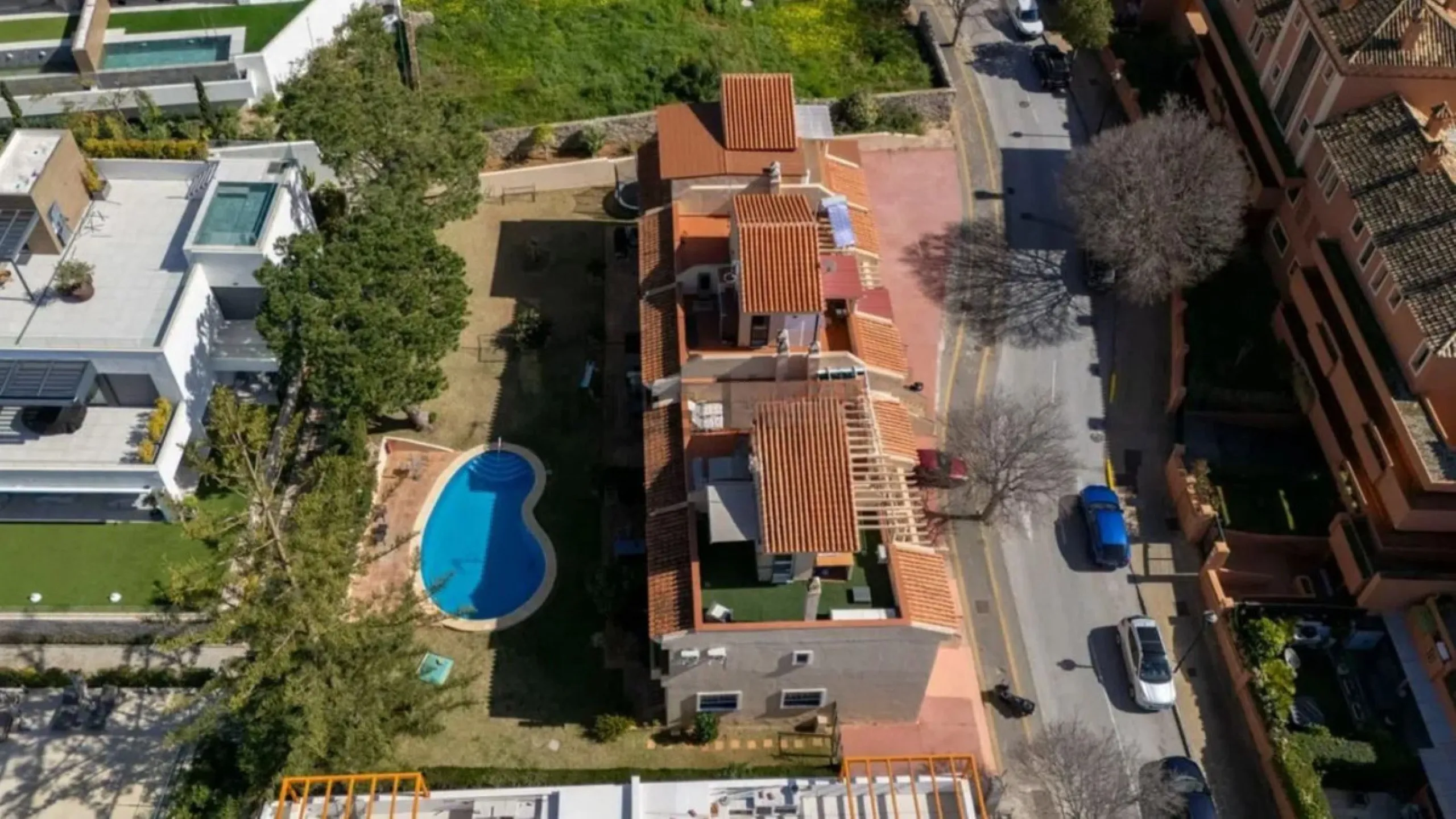 Exclusive corner semi-detached villa with sea views located in the prestigious Urbanización Artola Alta, in the sought-after area of Artola – Cabopino, Marbella, on the renowned Costa del Sol. A rare opportunity in one of Marbella's most desirable locatio