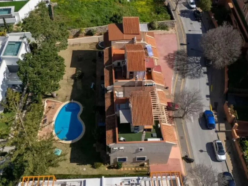 Exclusive corner semi-detached villa with sea views located in the prestigious Urbanización Artola Alta, in the sought-after area of Artola – Cabopino, Marbella, on the renowned Costa del Sol. A rare opportunity in one of Marbella's most desirable locatio