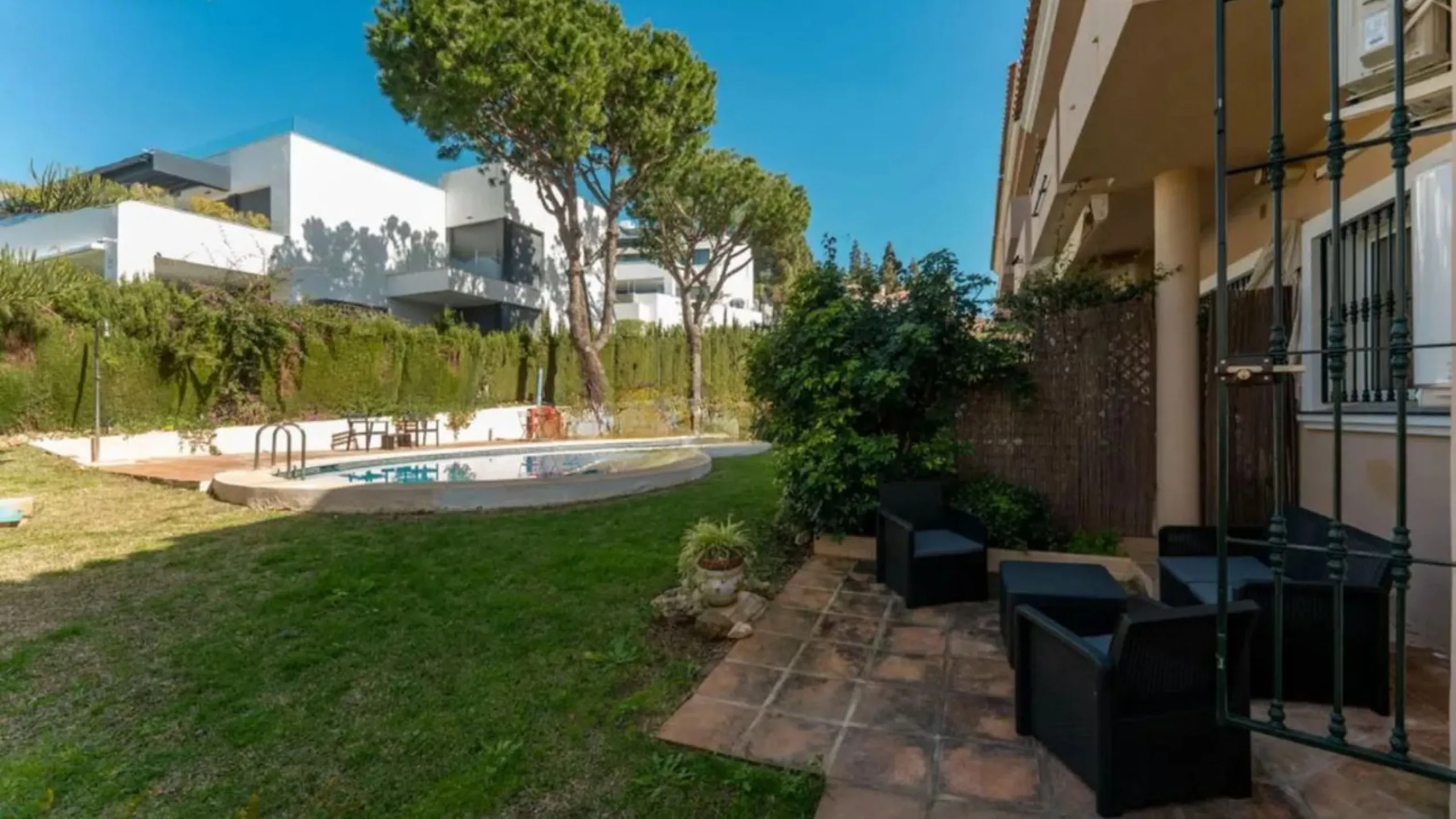 Exclusive corner semi-detached villa with sea views located in the prestigious Urbanización Artola Alta, in the sought-after area of Artola – Cabopino, Marbella, on the renowned Costa del Sol. A rare opportunity in one of Marbella's most desirable locatio