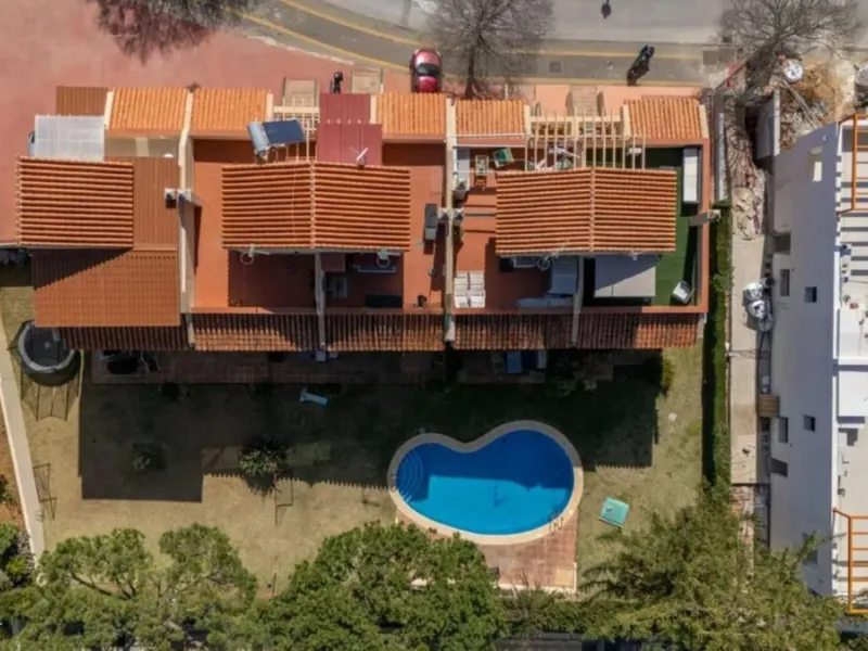 Exclusive corner semi-detached villa with sea views located in the prestigious Urbanización Artola Alta, in the sought-after area of Artola – Cabopino, Marbella, on the renowned Costa del Sol. A rare opportunity in one of Marbella's most desirable locatio