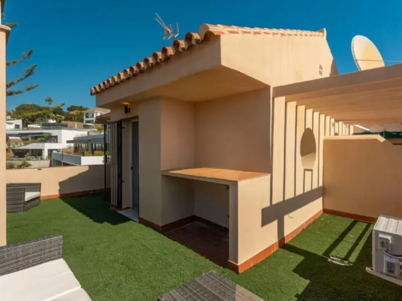 Exclusive corner semi-detached villa with sea views located in the prestigious Urbanización Artola Alta, in the sought-after area of Artola – Cabopino, Marbella, on the renowned Costa del Sol. A rare opportunity in one of Marbella's most desirable locatio