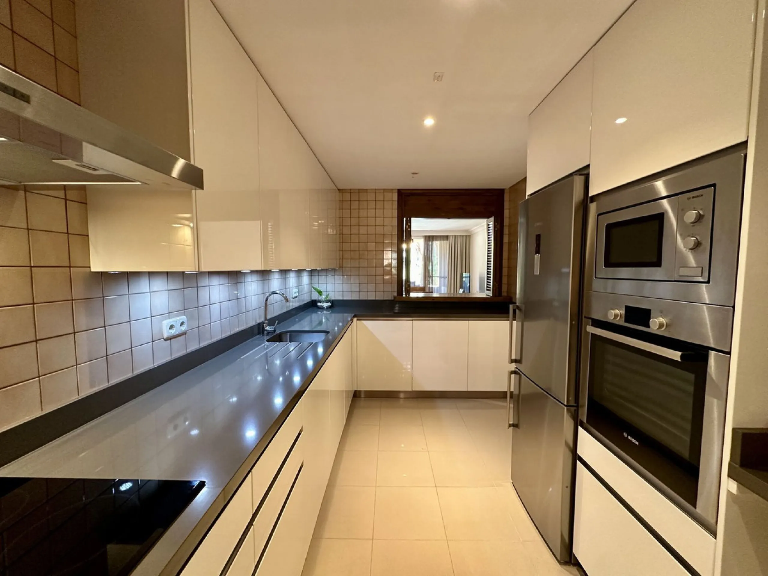 Discover this stunning 3-bedroom, 2-bathroom apartment located in the heart of Nueva Andalucia. Perfectly positioned close to top amenities, including renowned golf courses, schools, beaches, restaurants, and shops, this apartment offers a prime location 