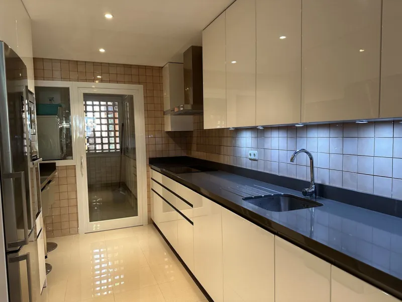 Discover this stunning 3-bedroom, 2-bathroom apartment located in the heart of Nueva Andalucia. Perfectly positioned close to top amenities, including renowned golf courses, schools, beaches, restaurants, and shops, this apartment offers a prime location 
