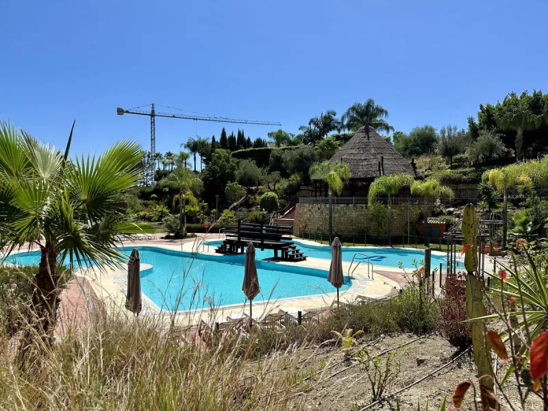 Discover this stunning 3-bedroom, 2-bathroom apartment located in the heart of Nueva Andalucia. Perfectly positioned close to top amenities, including renowned golf courses, schools, beaches, restaurants, and shops, this apartment offers a prime location 