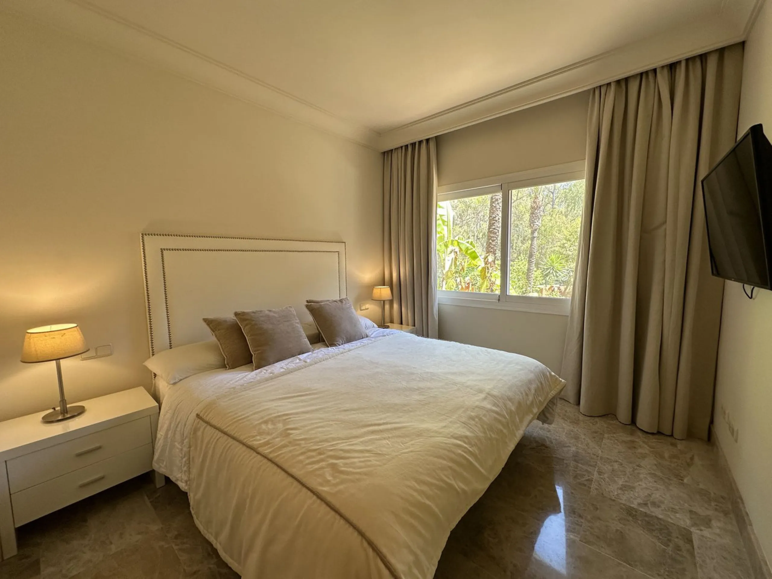 Discover this stunning 3-bedroom, 2-bathroom apartment located in the heart of Nueva Andalucia. Perfectly positioned close to top amenities, including renowned golf courses, schools, beaches, restaurants, and shops, this apartment offers a prime location 