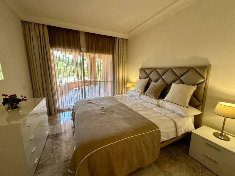 Discover this stunning 3-bedroom, 2-bathroom apartment located in the heart of Nueva Andalucia. Perfectly positioned close to top amenities, including renowned golf courses, schools, beaches, restaurants, and shops, this apartment offers a prime location 