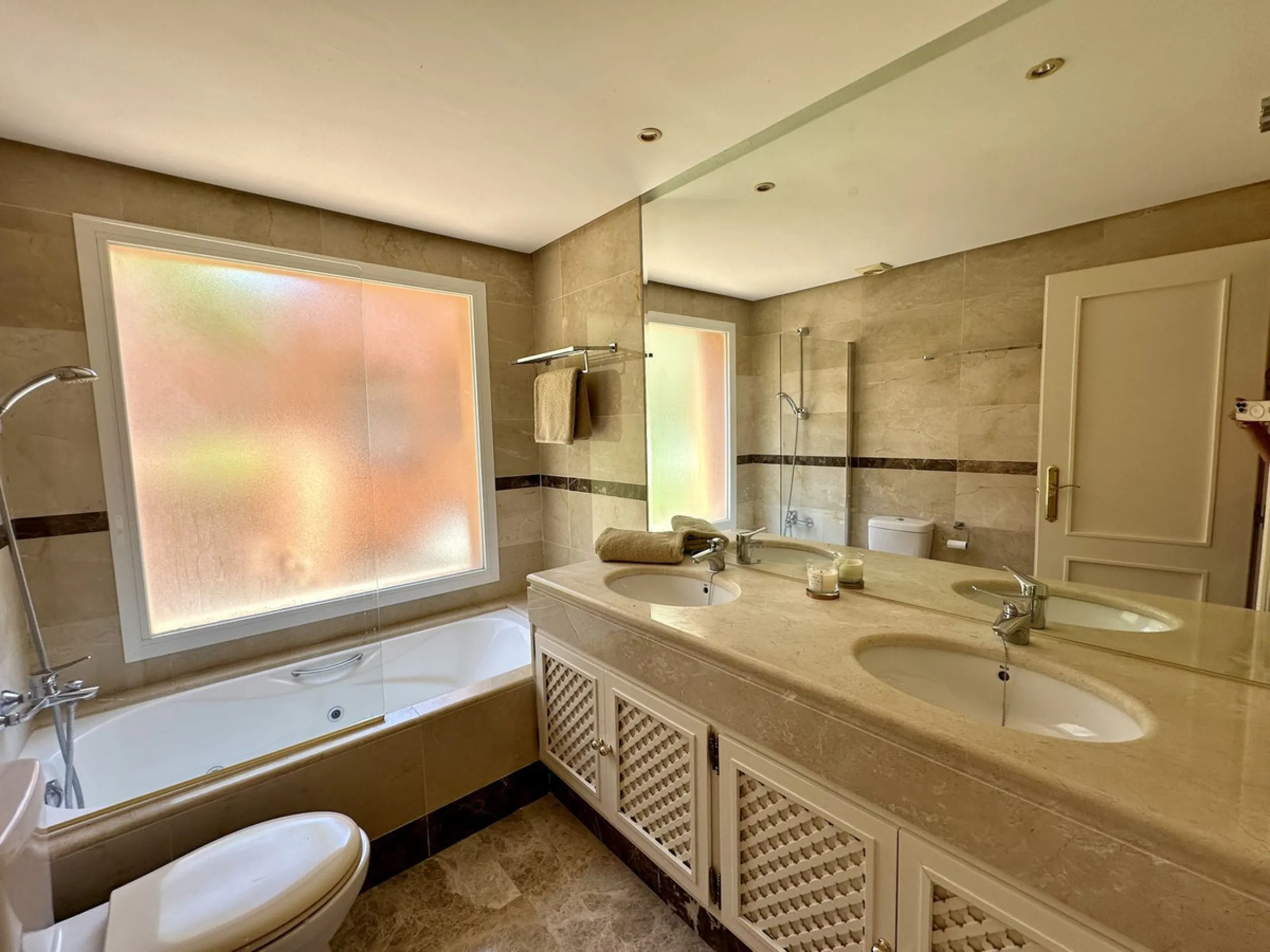 Discover this stunning 3-bedroom, 2-bathroom apartment located in the heart of Nueva Andalucia. Perfectly positioned close to top amenities, including renowned golf courses, schools, beaches, restaurants, and shops, this apartment offers a prime location 