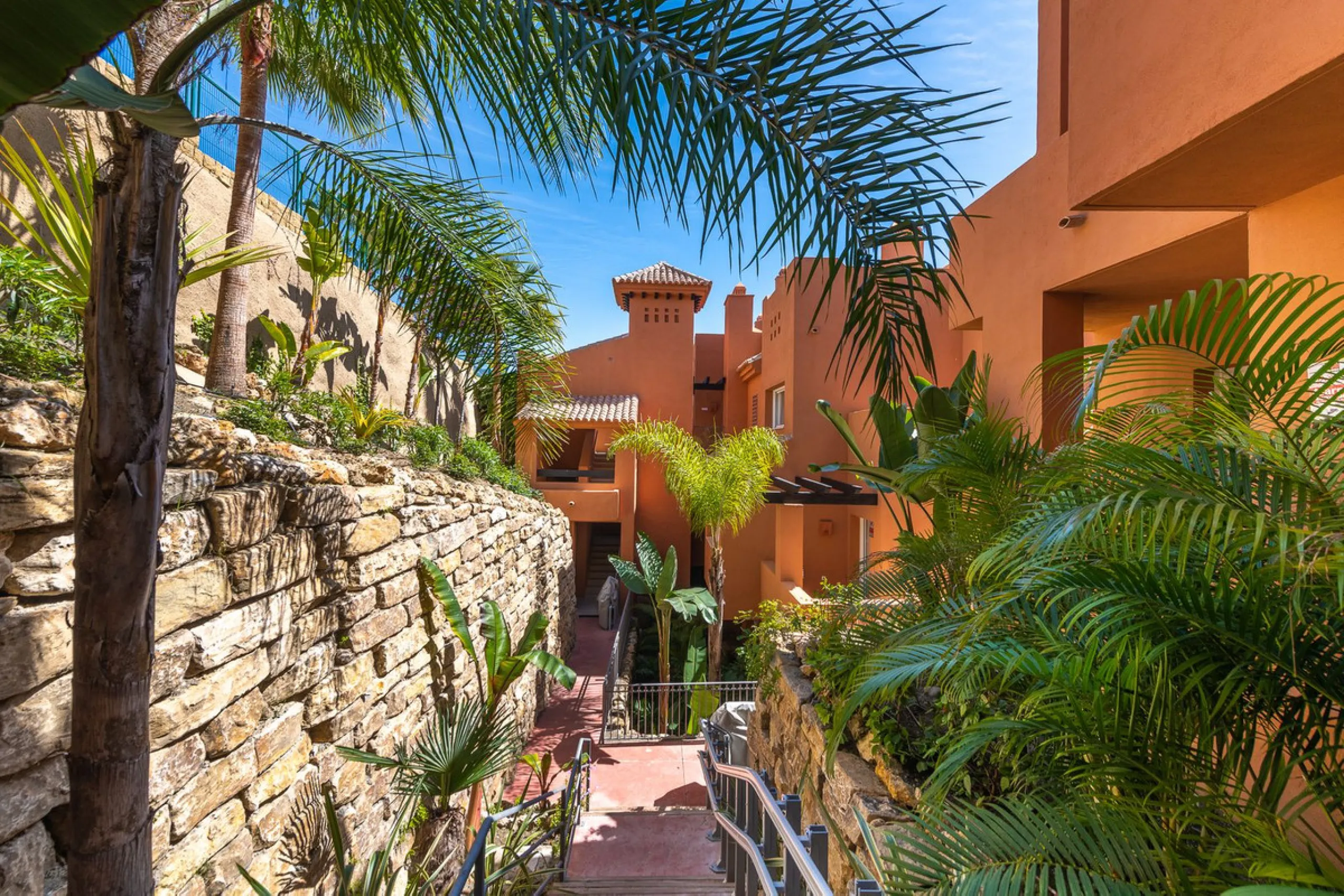 Discover this stunning 3-bedroom, 2-bathroom apartment located in the heart of Nueva Andalucia. Perfectly positioned close to top amenities, including renowned golf courses, schools, beaches, restaurants, and shops, this apartment offers a prime location 