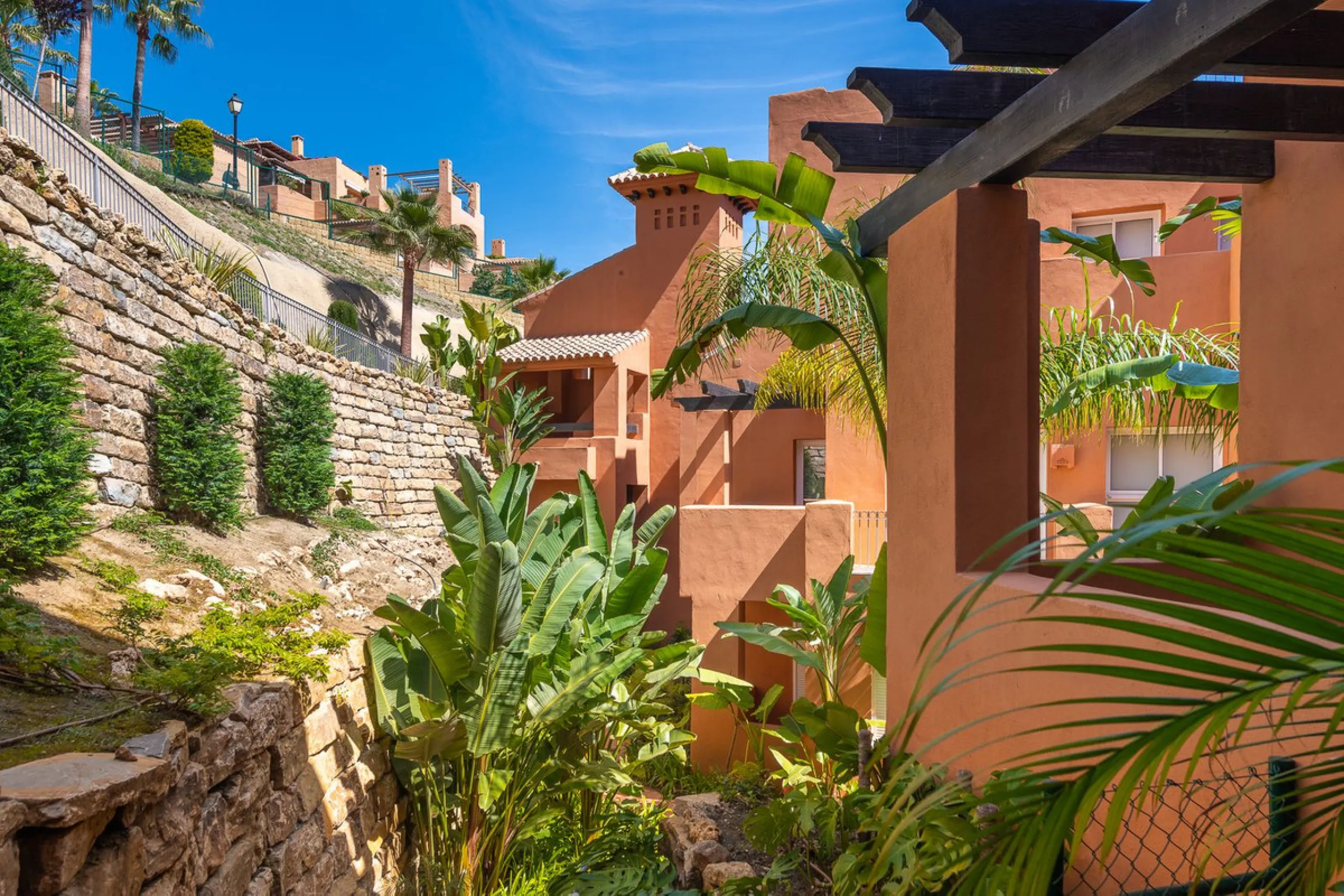 Discover this stunning 3-bedroom, 2-bathroom apartment located in the heart of Nueva Andalucia. Perfectly positioned close to top amenities, including renowned golf courses, schools, beaches, restaurants, and shops, this apartment offers a prime location 