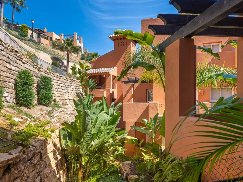 Discover this stunning 3-bedroom, 2-bathroom apartment located in the heart of Nueva Andalucia. Perfectly positioned close to top amenities, including renowned golf courses, schools, beaches, restaurants, and shops, this apartment offers a prime location 