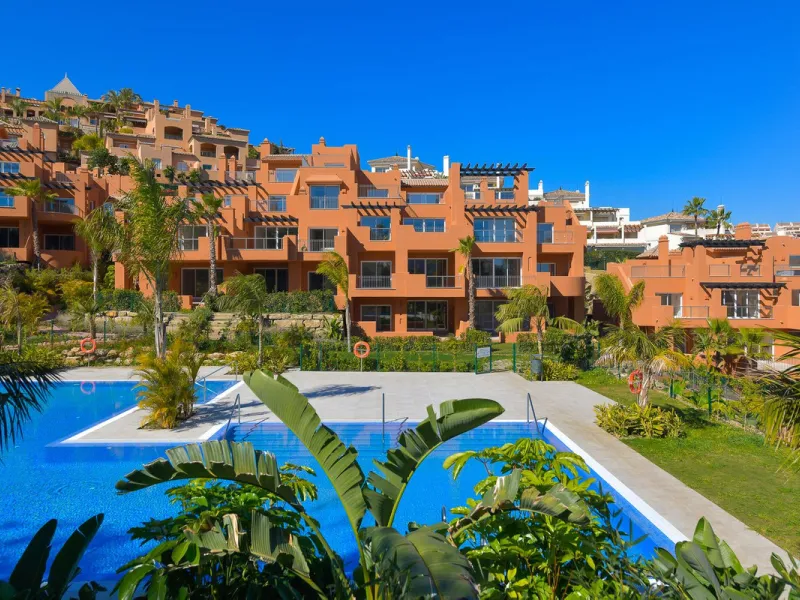 Discover this stunning 3-bedroom, 2-bathroom apartment located in the heart of Nueva Andalucia. Perfectly positioned close to top amenities, including renowned golf courses, schools, beaches, restaurants, and shops, this apartment offers a prime location 