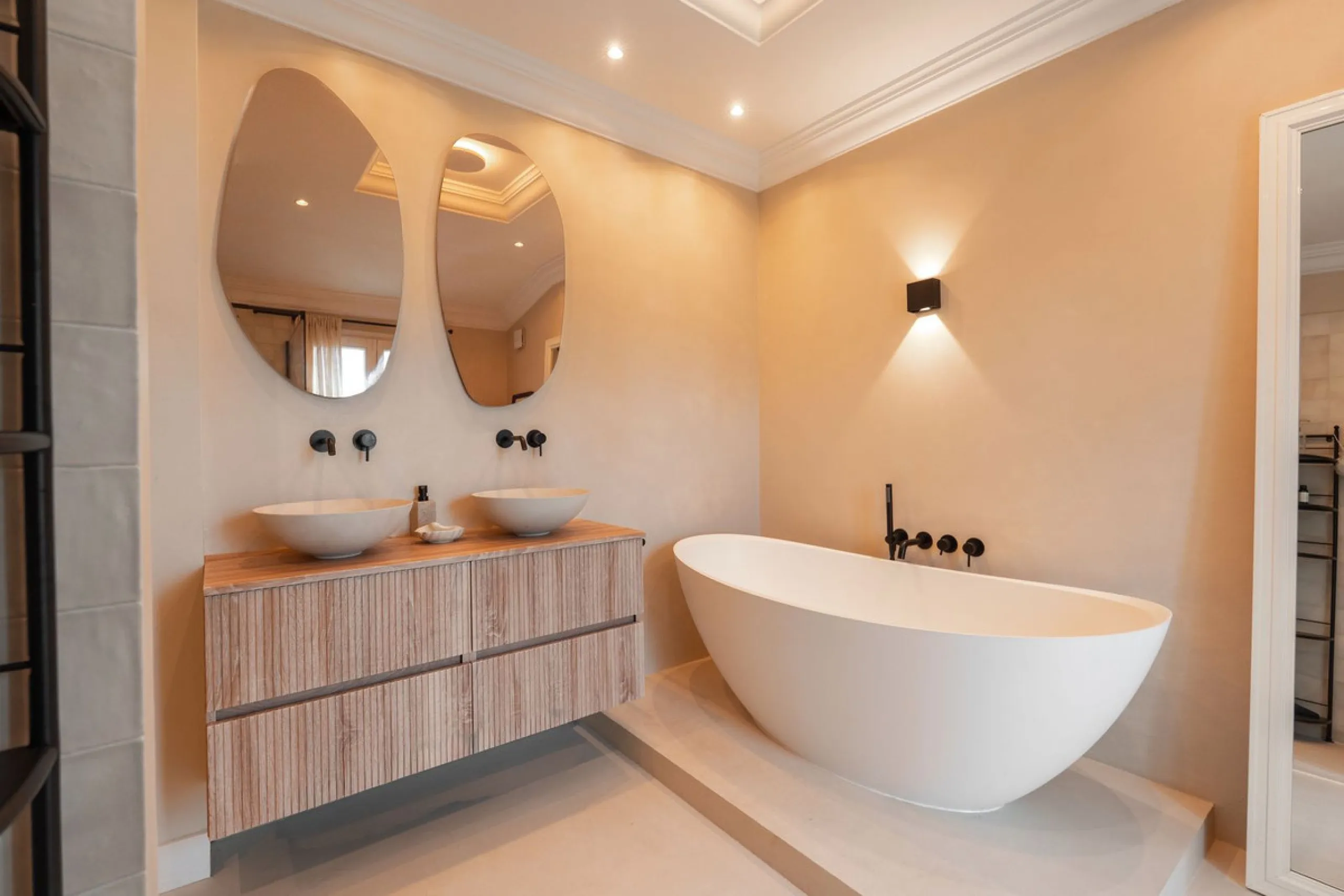 Exclusive Detached Beachside Villa - renovated in 2021