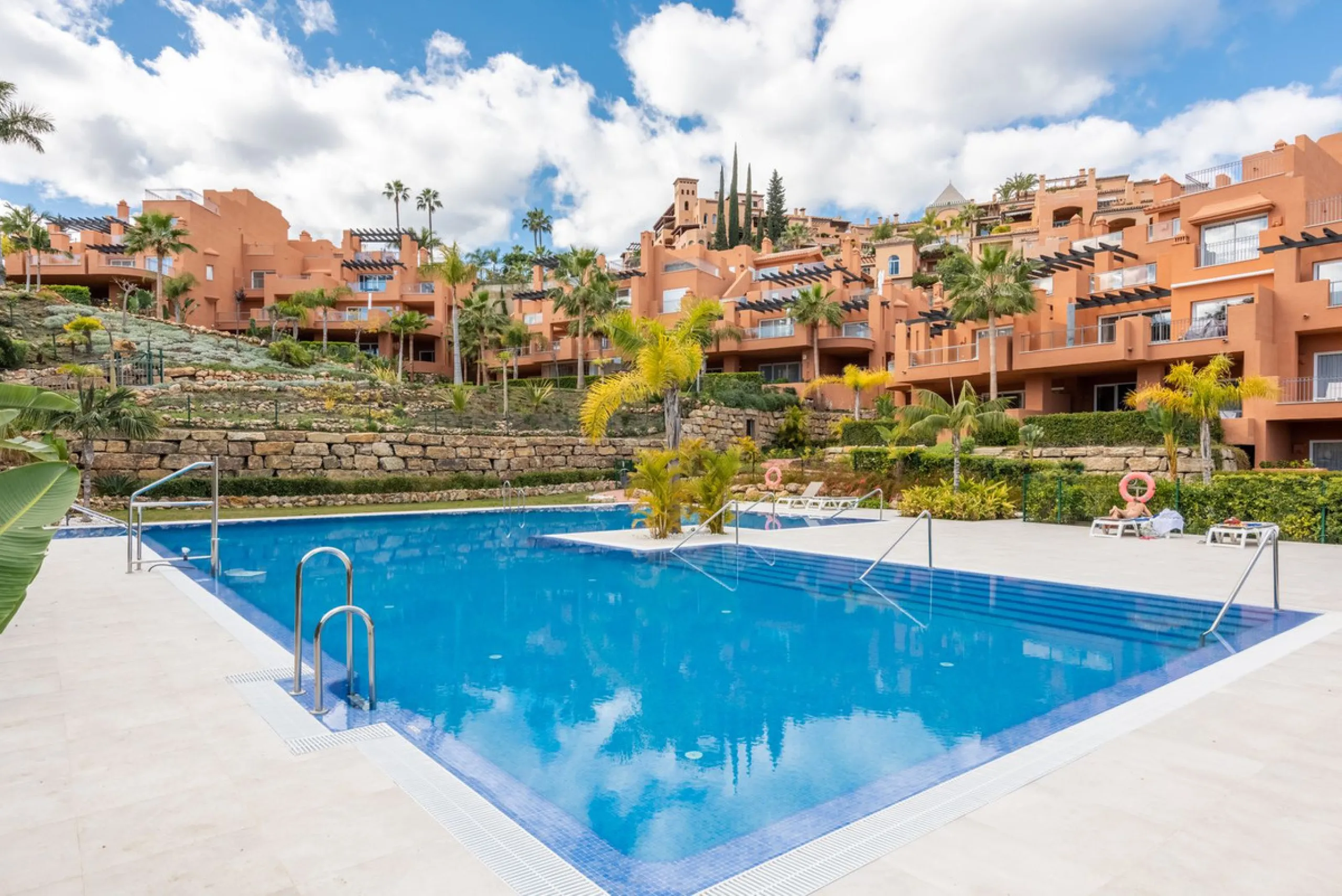 Discover this stunning 3-bedroom, 2-bathroom apartment located in the heart of Nueva Andalucia. Perfectly positioned close to top amenities, including renowned golf courses, schools, beaches, restaurants, and shops, this apartment offers a prime location 