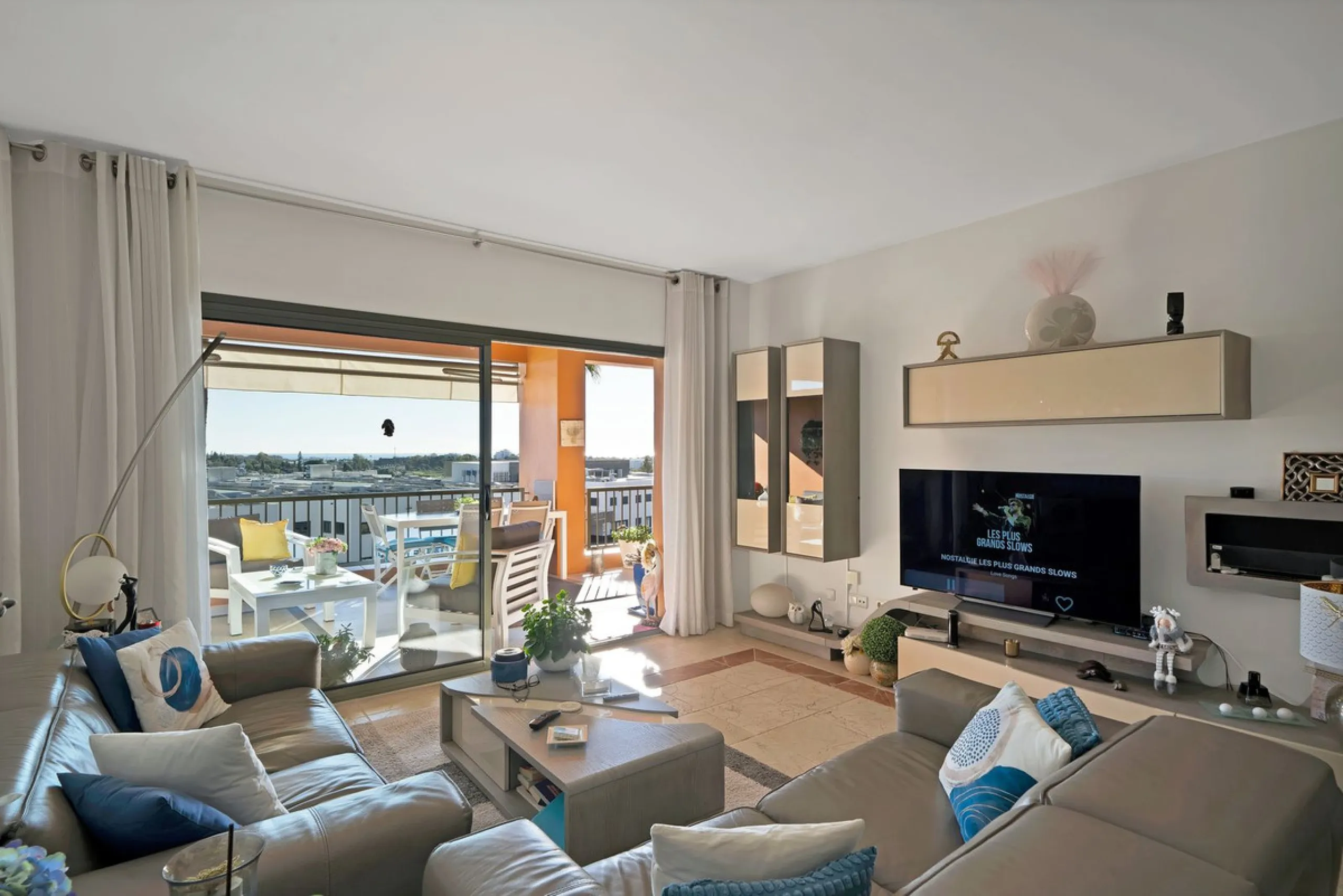 We are proud to present an exceptional opportunity in one of Estepona's most desirable gated communities: Benatalaya in Atalaya.