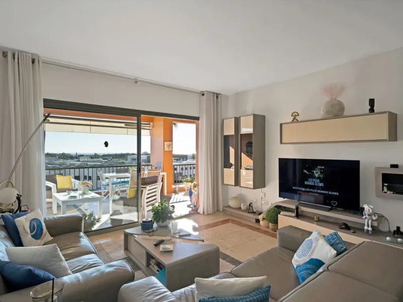 We are proud to present an exceptional opportunity in one of Estepona's most desirable gated communities: Benatalaya in Atalaya.