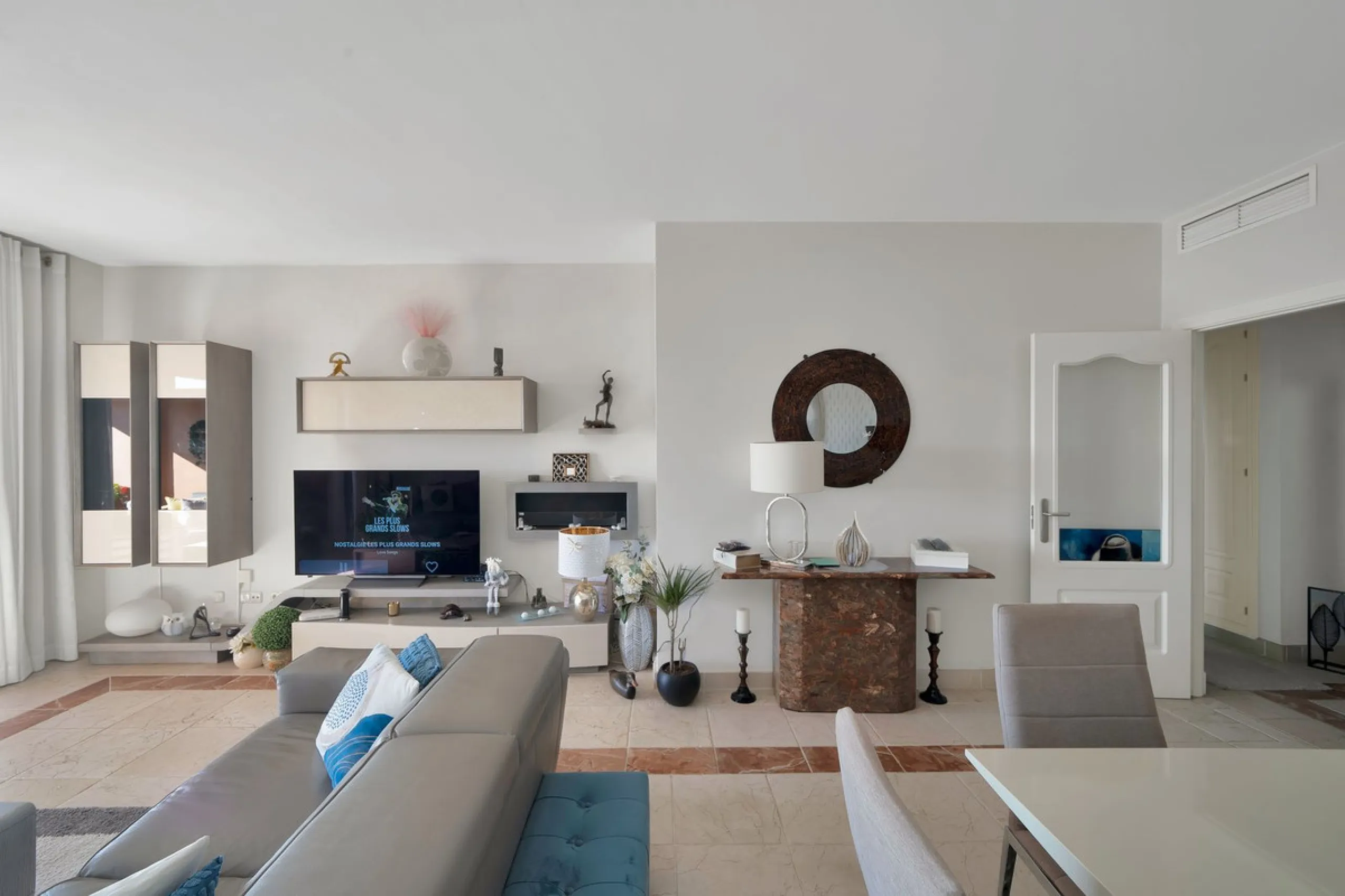 We are proud to present an exceptional opportunity in one of Estepona's most desirable gated communities: Benatalaya in Atalaya.