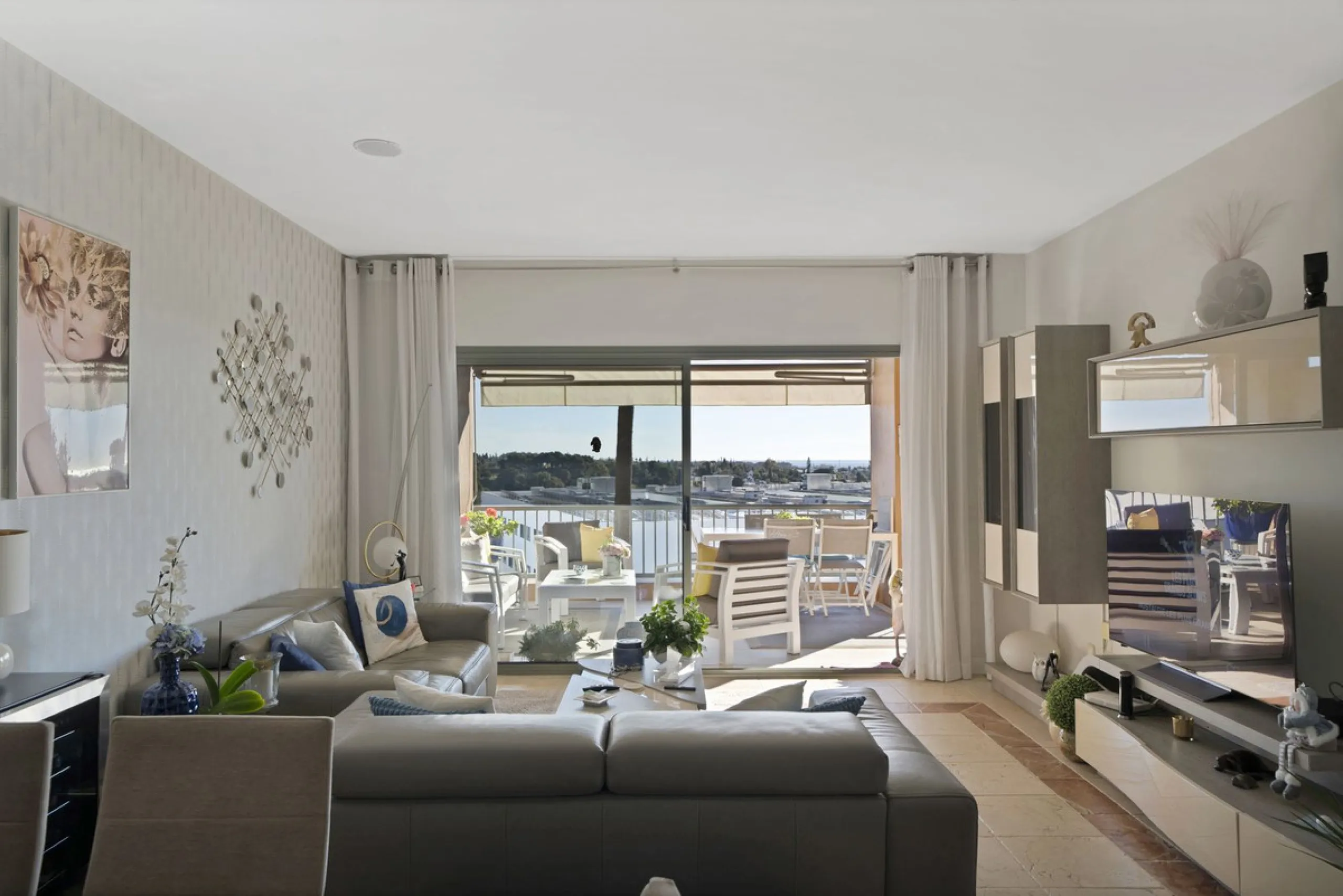 We are proud to present an exceptional opportunity in one of Estepona's most desirable gated communities: Benatalaya in Atalaya.