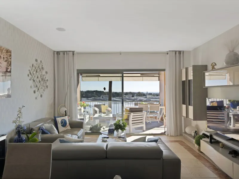 We are proud to present an exceptional opportunity in one of Estepona's most desirable gated communities: Benatalaya in Atalaya.