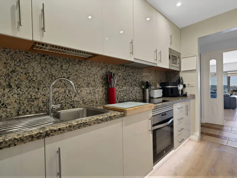 We are proud to present an exceptional opportunity in one of Estepona's most desirable gated communities: Benatalaya in Atalaya.