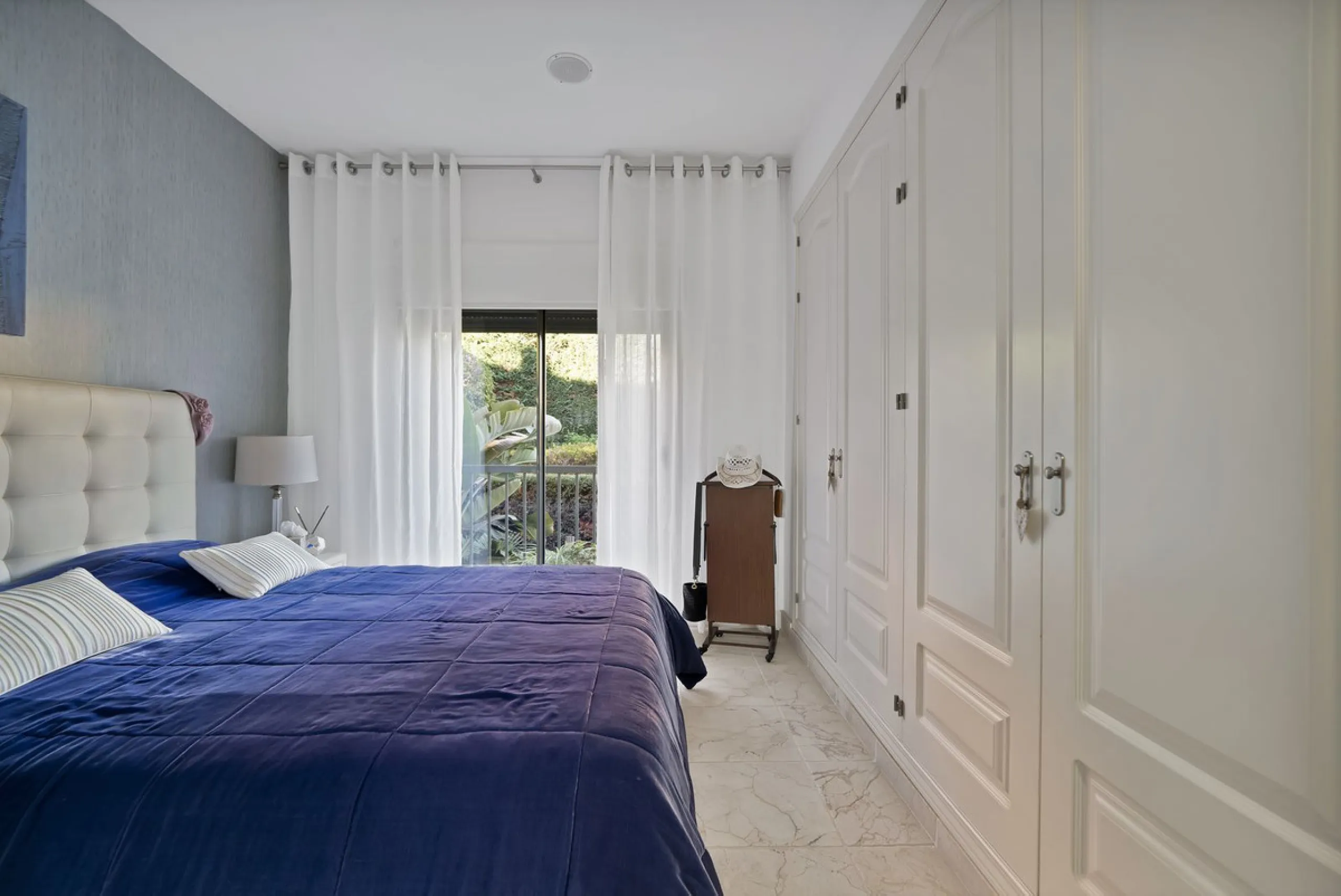 We are proud to present an exceptional opportunity in one of Estepona's most desirable gated communities: Benatalaya in Atalaya.