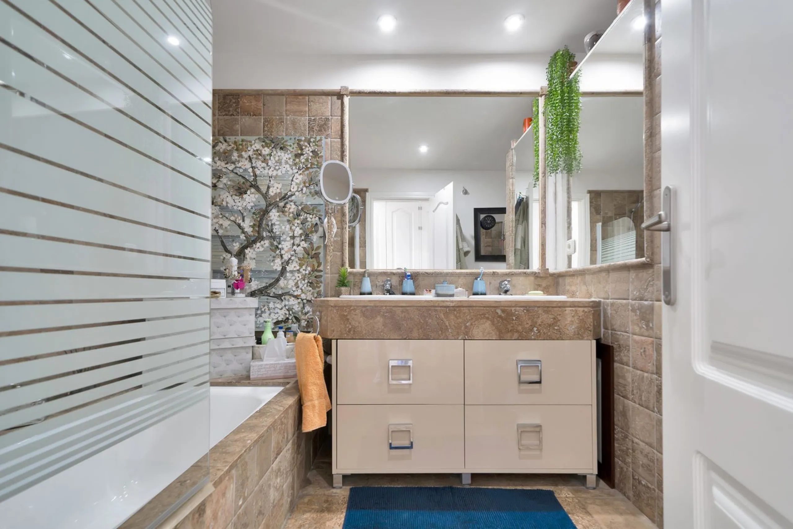 We are proud to present an exceptional opportunity in one of Estepona's most desirable gated communities: Benatalaya in Atalaya.