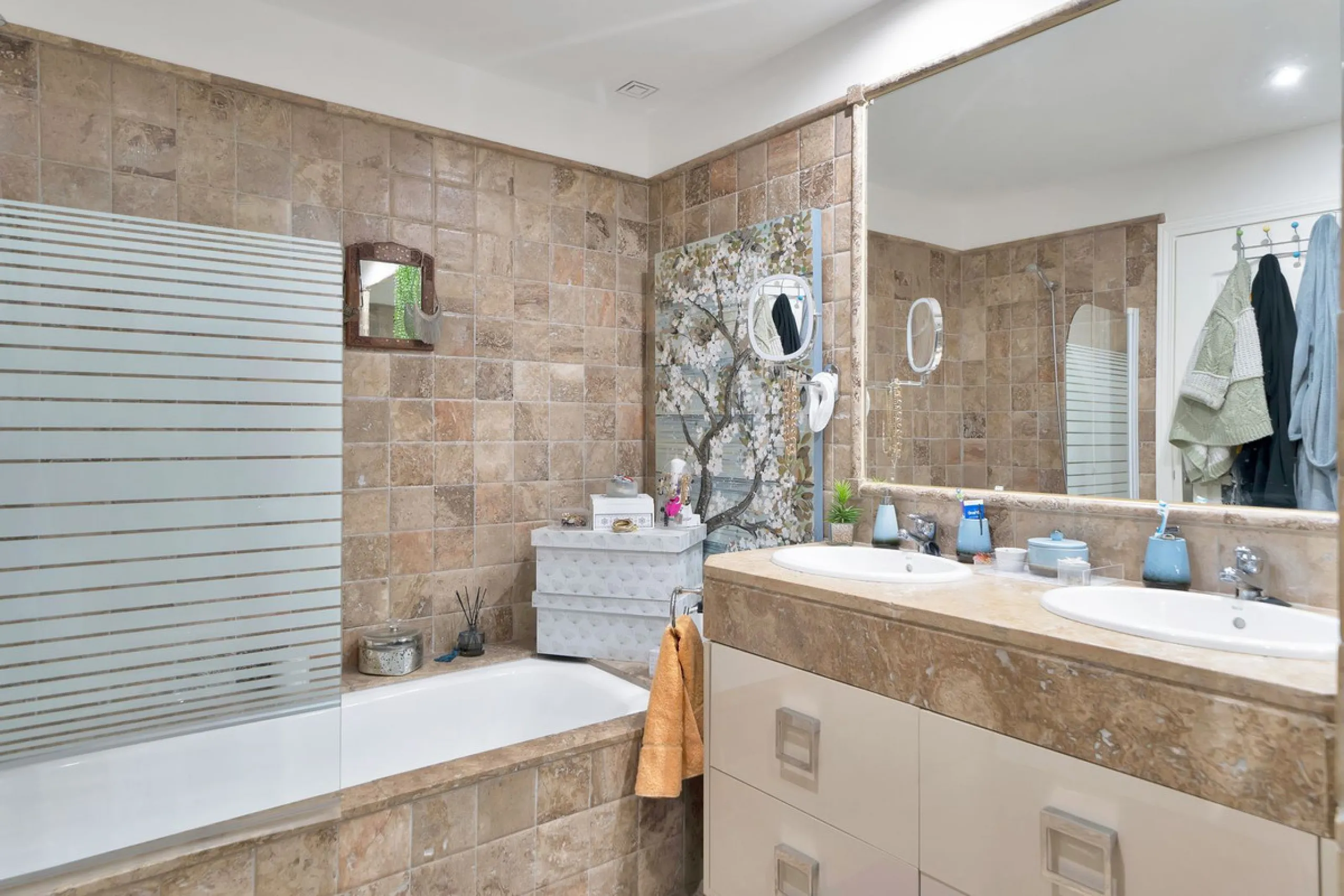 We are proud to present an exceptional opportunity in one of Estepona's most desirable gated communities: Benatalaya in Atalaya.