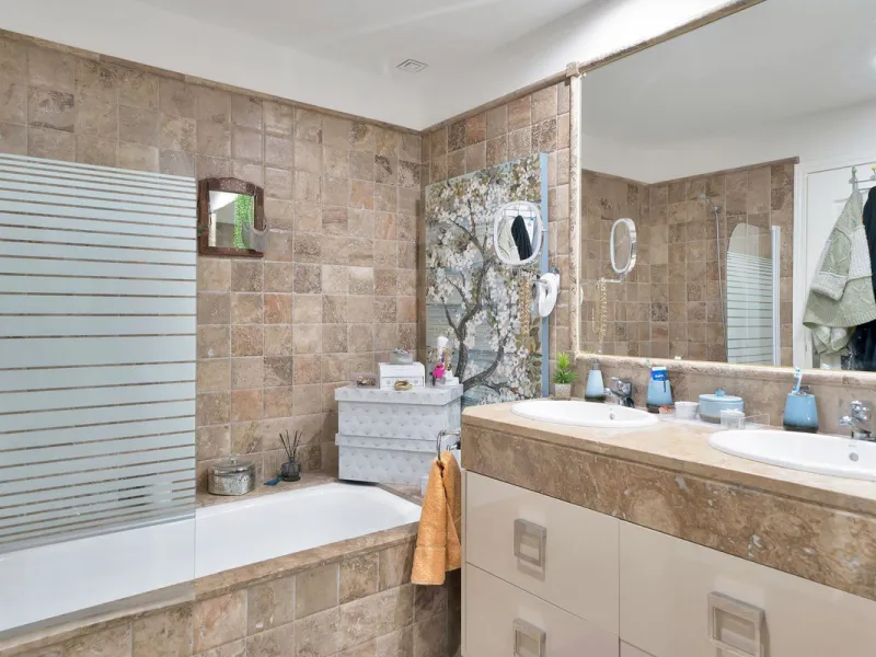 We are proud to present an exceptional opportunity in one of Estepona's most desirable gated communities: Benatalaya in Atalaya.