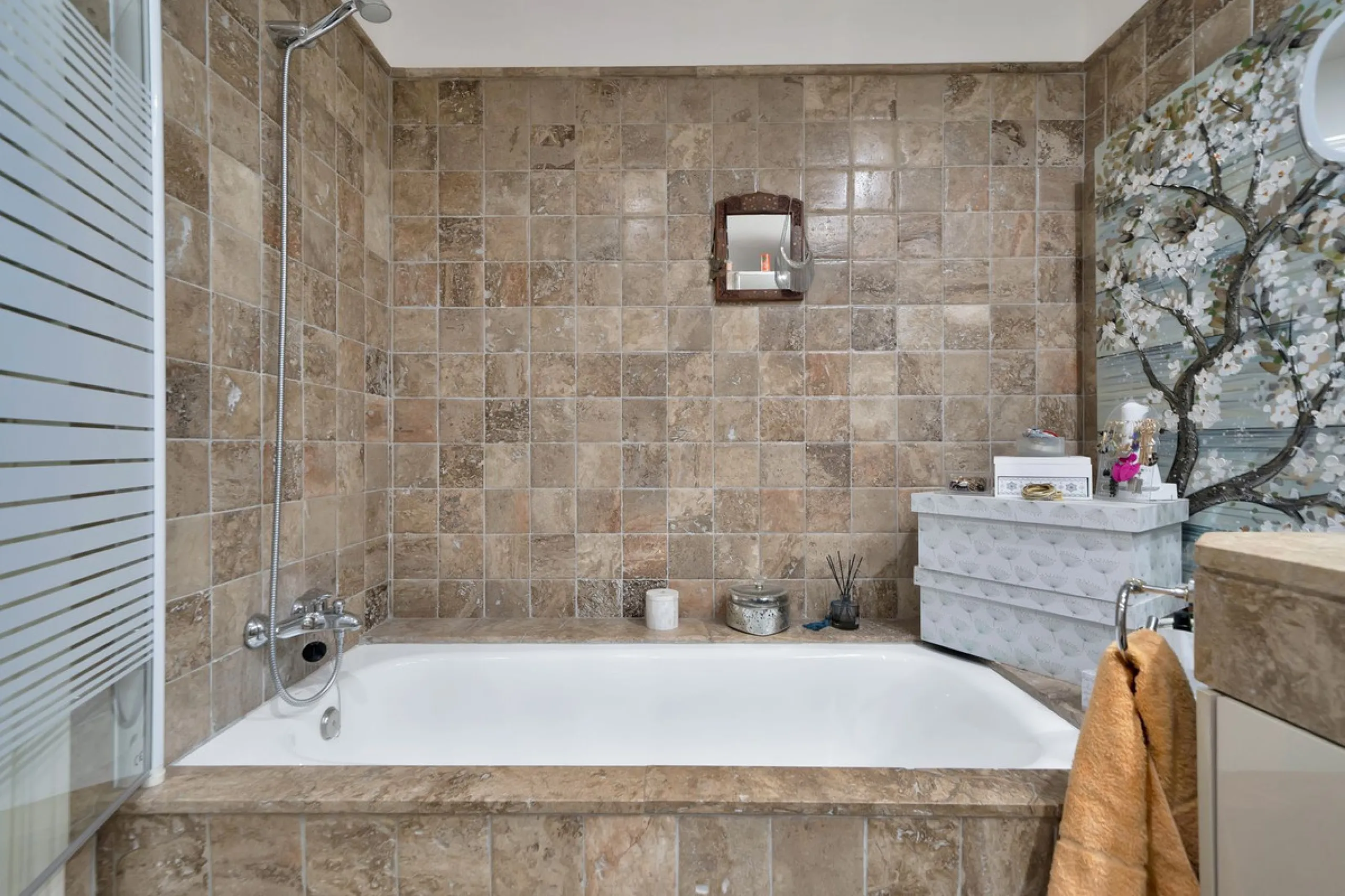 We are proud to present an exceptional opportunity in one of Estepona's most desirable gated communities: Benatalaya in Atalaya.