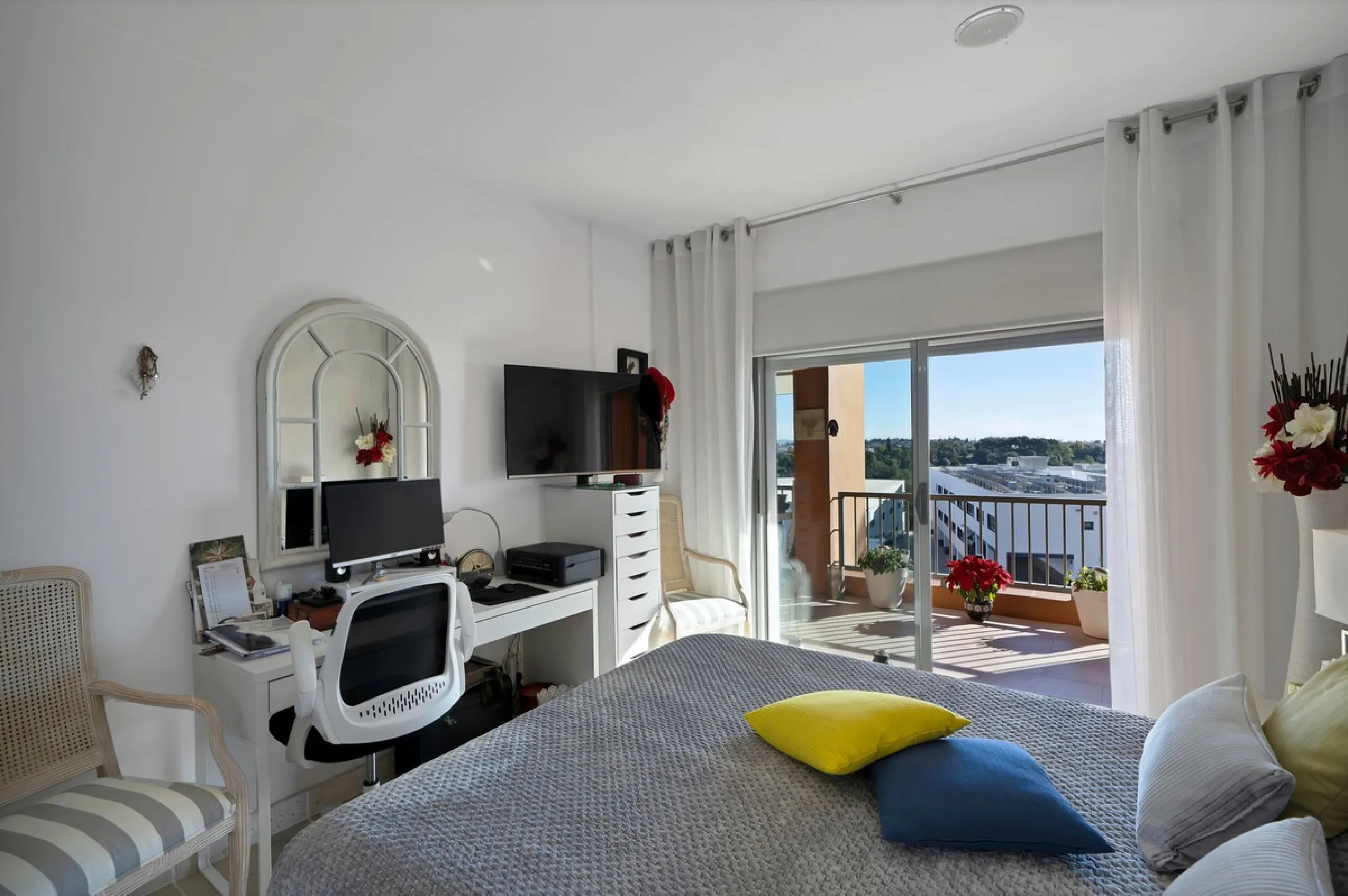 We are proud to present an exceptional opportunity in one of Estepona's most desirable gated communities: Benatalaya in Atalaya.