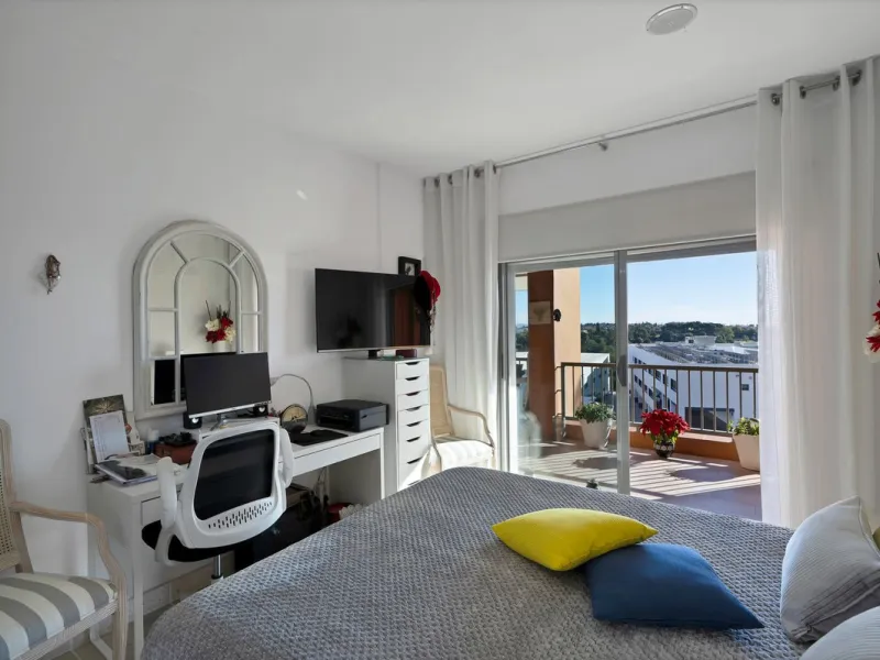 We are proud to present an exceptional opportunity in one of Estepona's most desirable gated communities: Benatalaya in Atalaya.